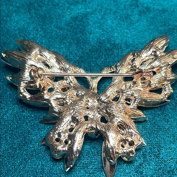 Elegant Multicolor Butterfly Brooch - Picture 4 of 5